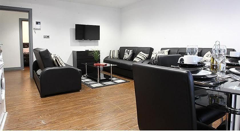 Lewis Apartment In The Heart Of The Northern Quarter Sleeps Up To 12 Manchester Bagian luar foto